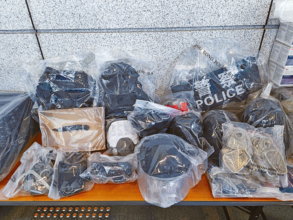 檢獲的武器裝備包括盾牌、頭盔、防毒面罩及過濾器。
