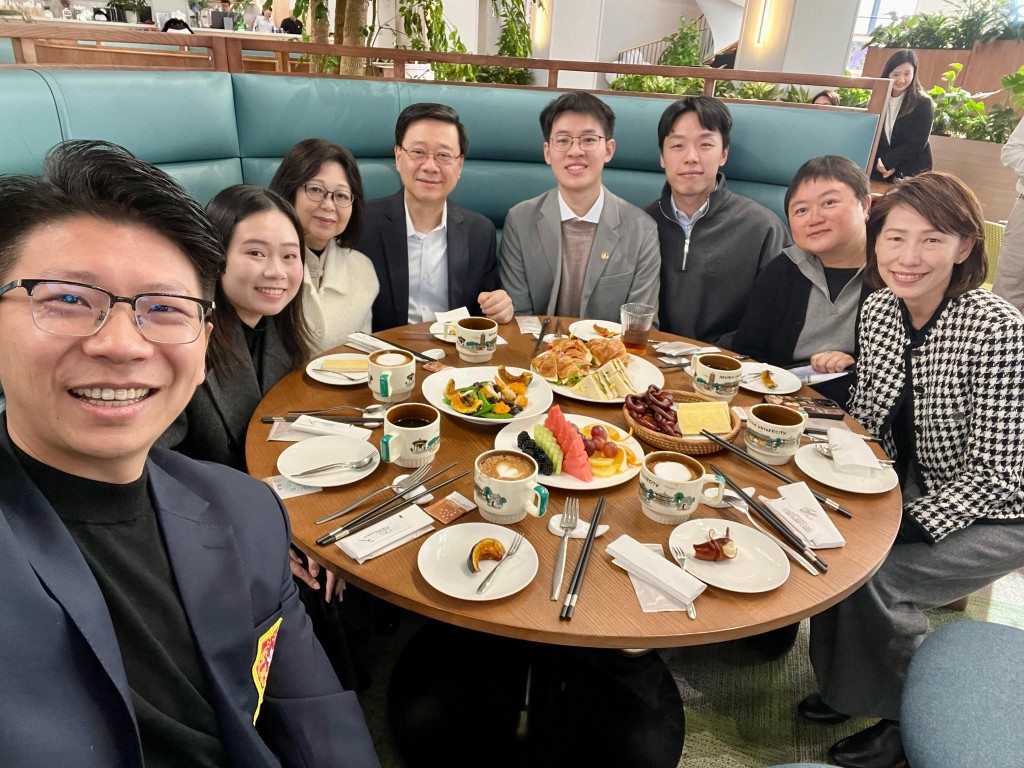 行政長官李家超（左四）與四位在北京讀書或工作的香港青年共晉早餐。李家超FB圖片