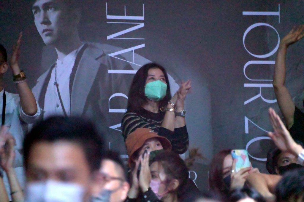 鍾楚紅睇得好投入。