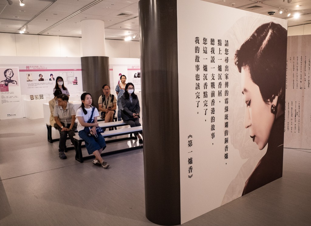 香港展出20餘位南來作家手跡遺物。 中新社
