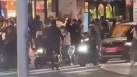 鐵騎士停紅燈「讓路」遭張文割喉亡。 網片截圖