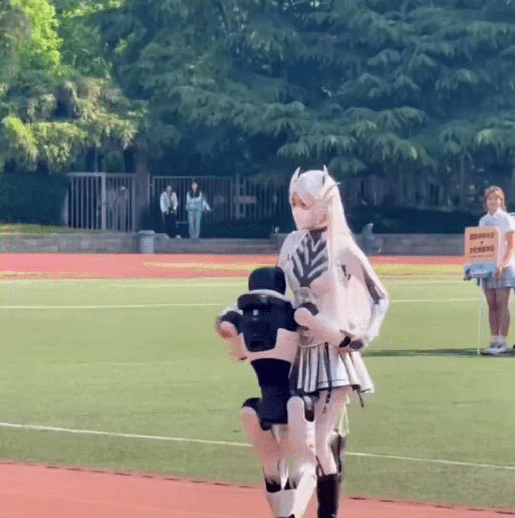 機械人失控「熊抱」女學生惹虛驚。