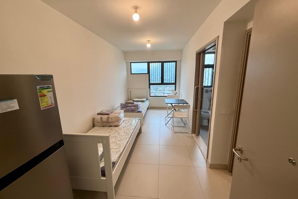 兩個項目的單位內已齊備基本家俬電器,包括床架、床褥、被鋪、熱水爐、雪櫃和電磁爐等,讓居民無需為一般生活配備而奔波。 兩個項目的單位內已齊備基本家俬電器,包括床架、床褥、被鋪、熱水爐、雪櫃和電磁爐等,讓居民無需為一般生活配備而奔波。