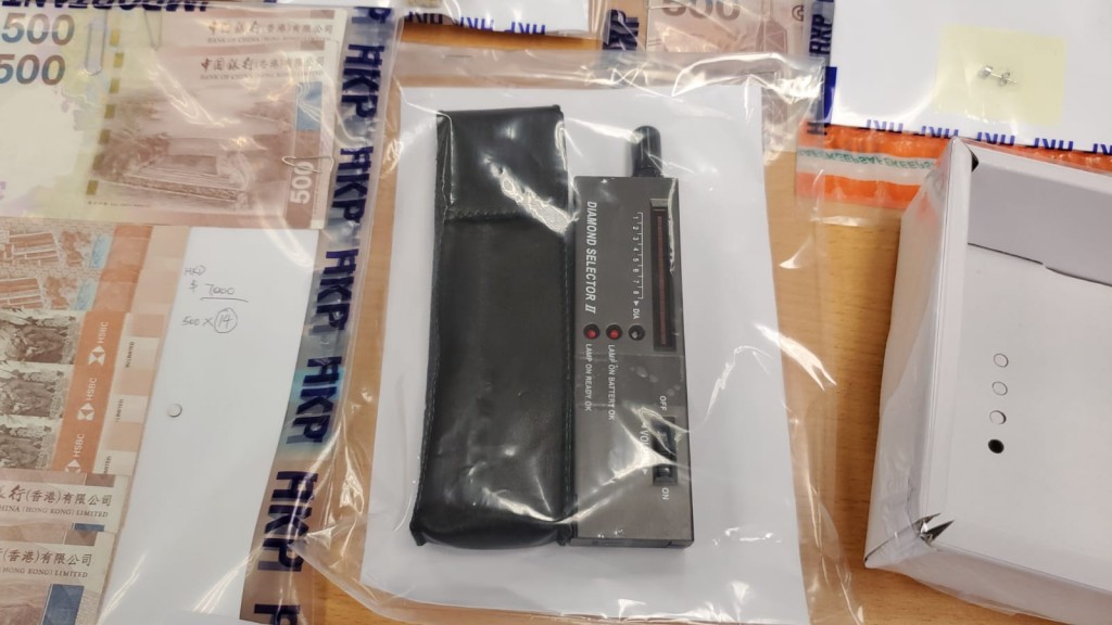 警方展示檢獲的贓物｡林思明攝