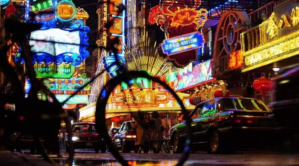 看电视剧《繁花》，霓虹光管成就上海的兴旺。