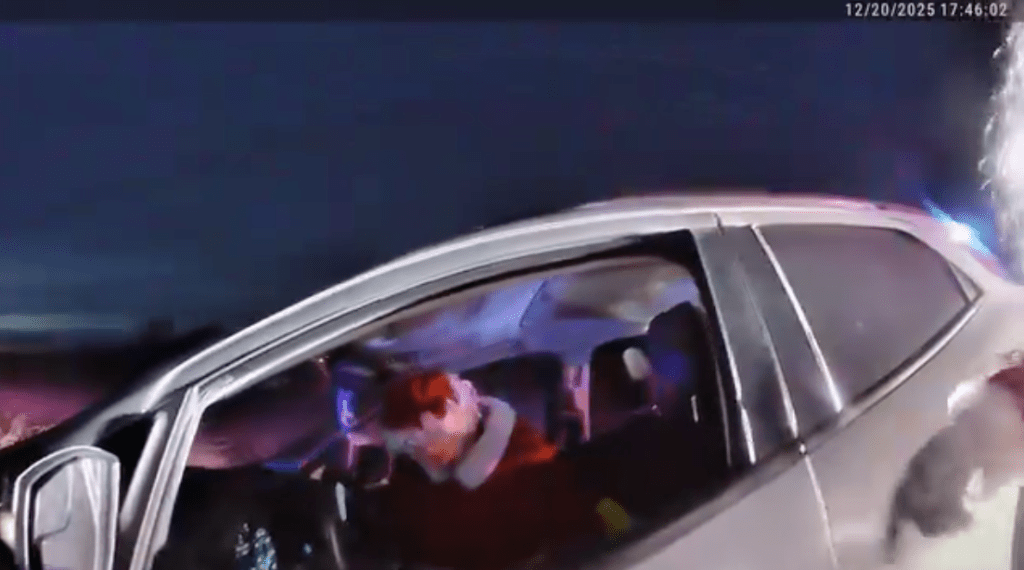 臨走前，副警長還應聖誕婆婆的要求，與兩人合影留念，並互道聖誕快樂。