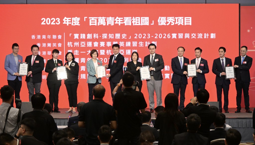 張志華(右四)在「百萬青年看祖國」主題活動中頒獎。 蘇正謙攝