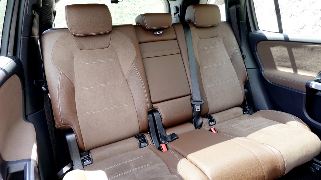 平治改良新版GLB250 4Matic七座位SUV，中排座椅可前後滑動方便乘客進出。