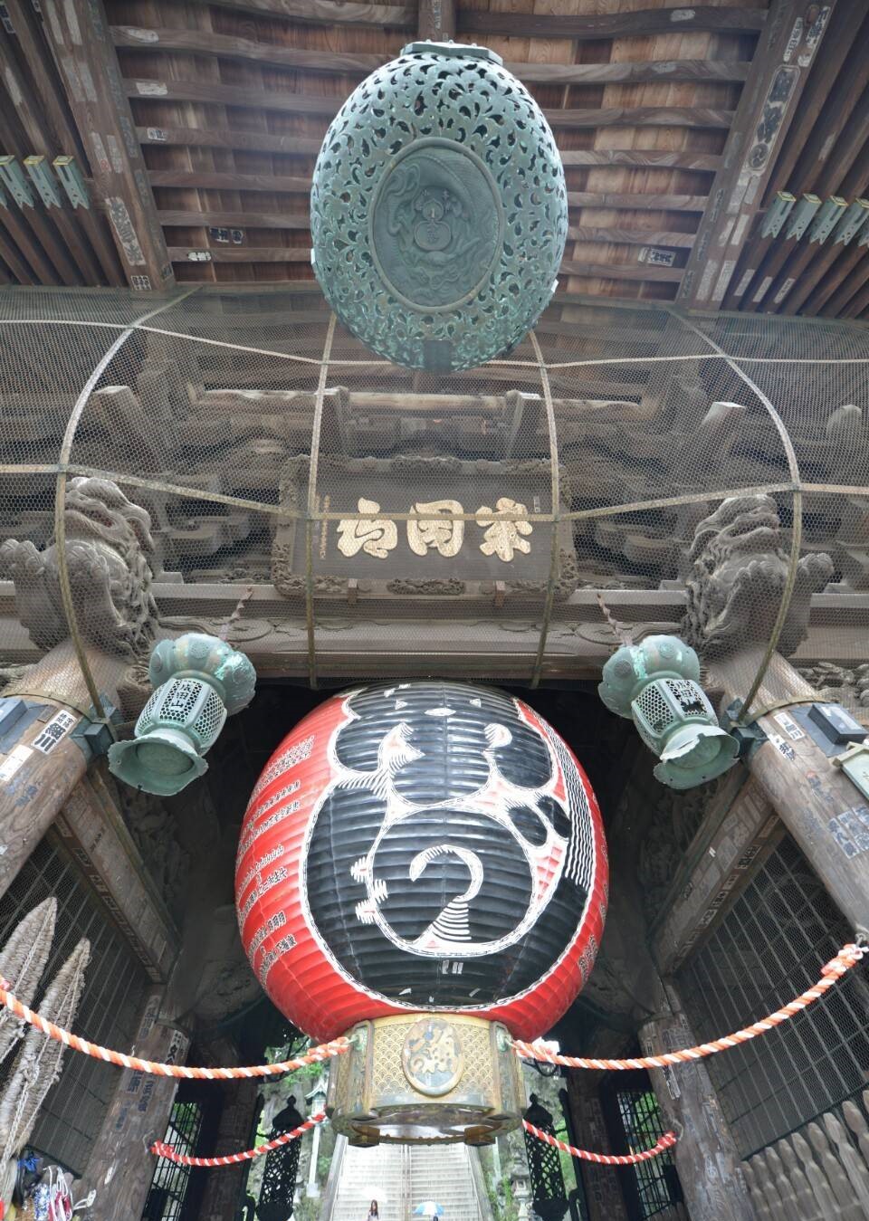 當你進入成田山大門，必須在燈籠下經過，代表佛菩薩給你頭頂蓋個印。