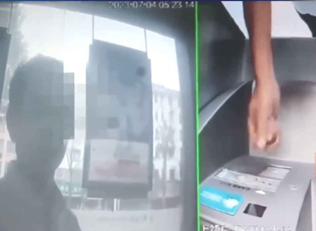 江西男自动柜员机存阴司纸「队坏机」。网图