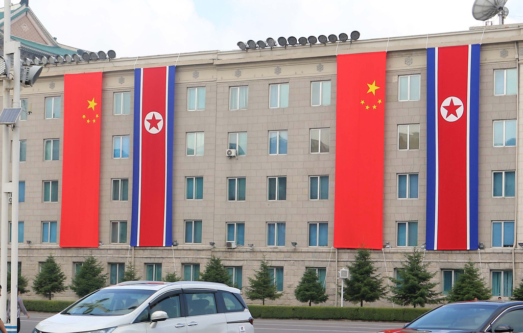 國家主席習近平訪問北韓，街頭及建築物掛出兩國國旗。美聯社