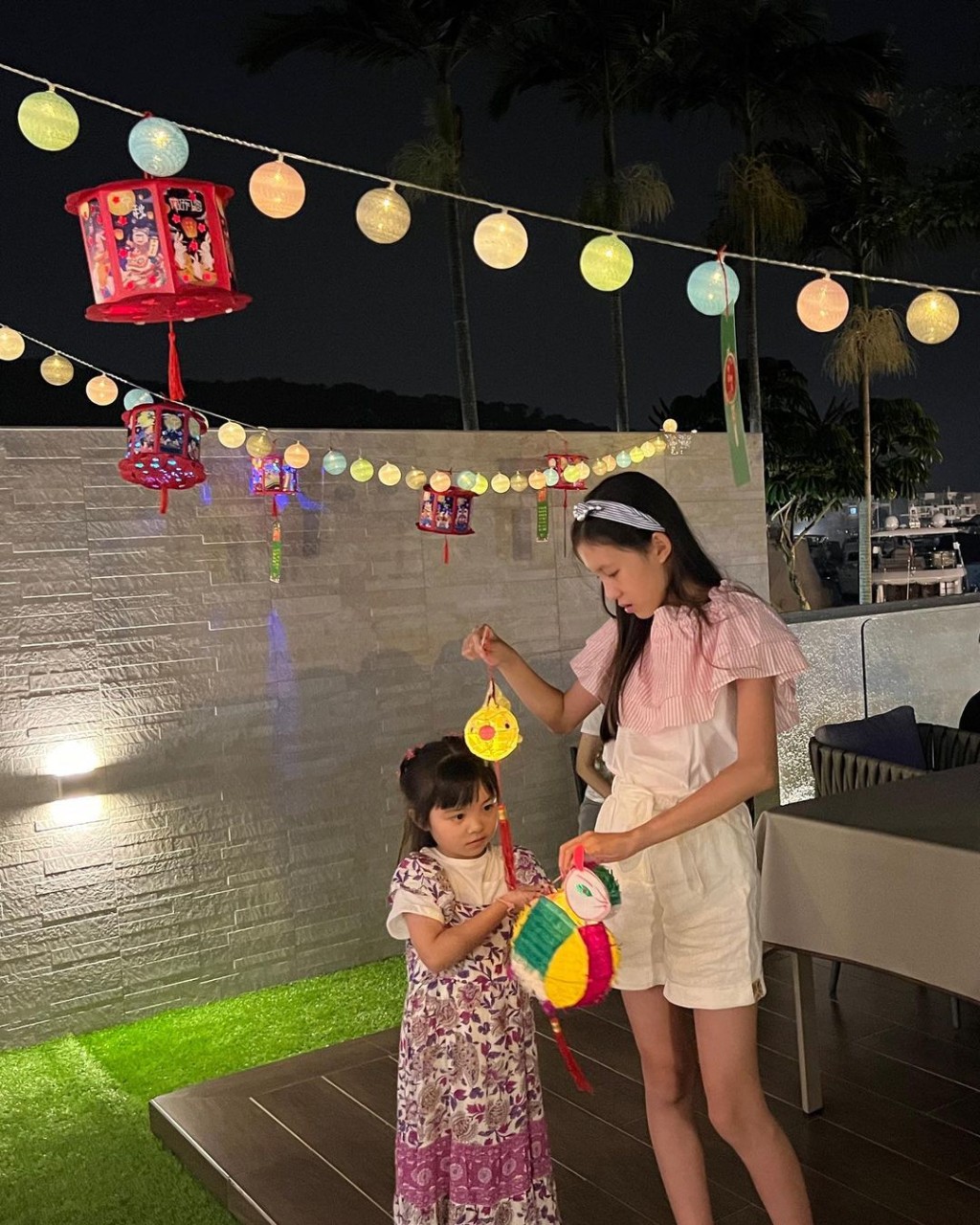 郭可盈昨晚分享与家人过中秋节的照片。