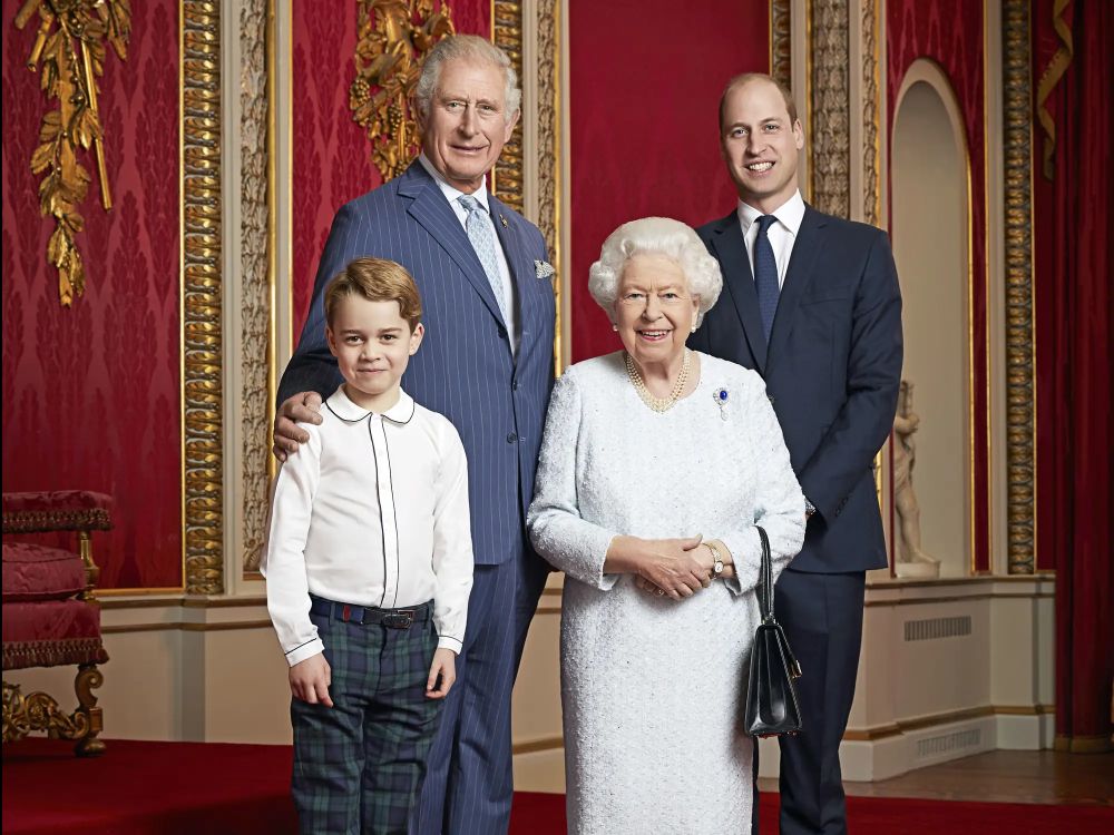 英女皇與查理斯王子、威廉王子和喬治王子合影。路透
