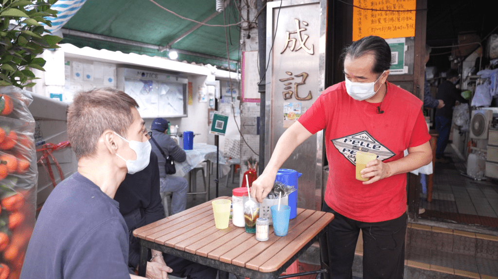 粱生是成記茶寮老闆，成記招牌早在1986年開始，跟街坊一起研發了豉油豬扒。