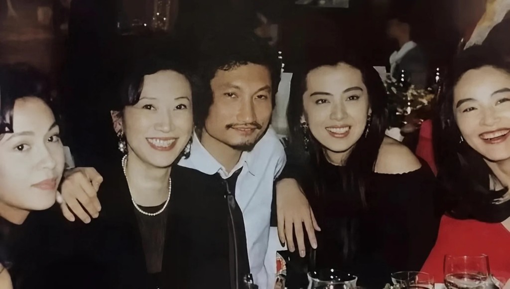 王祖賢於小紅書上載珍貴合照悼念施南生。 王祖賢於小紅書上載珍貴合照悼念施南生。