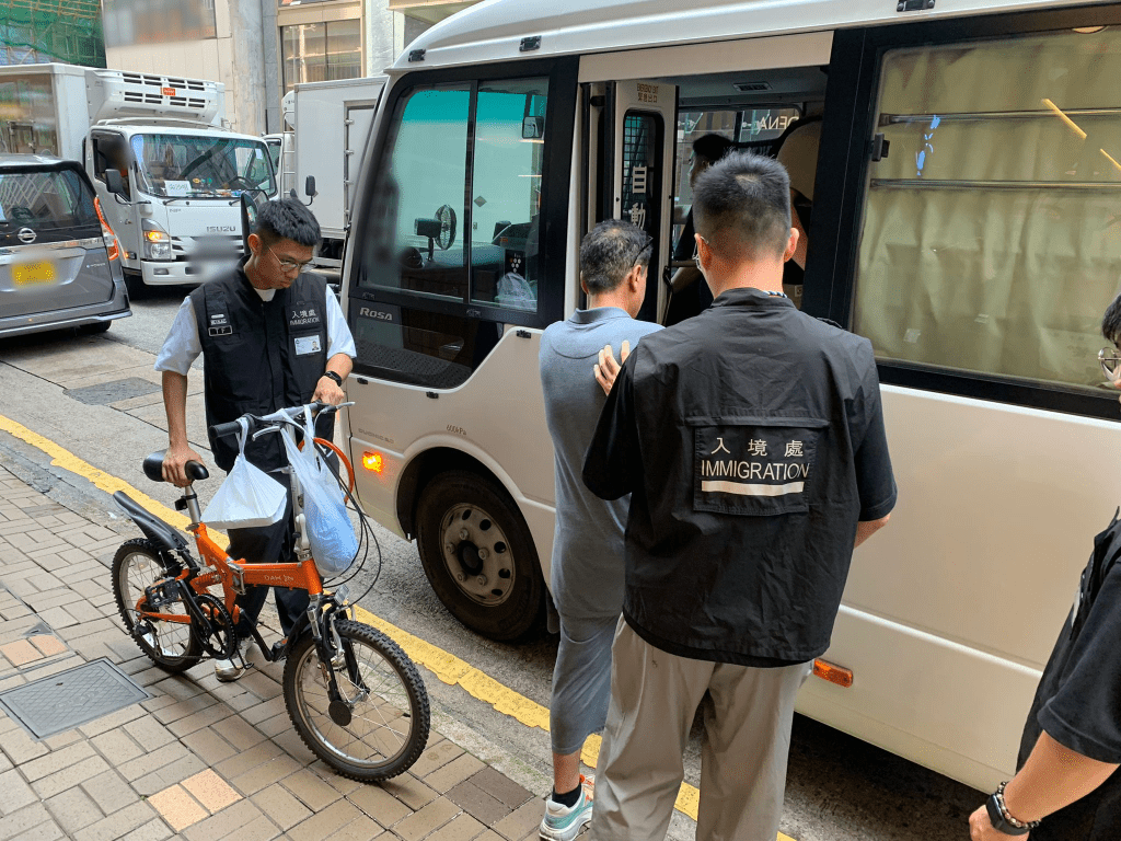 入境處拘捕15人,包括8名非法勞工。入境處圖片 入境處拘捕15人,包括8名非法勞工。入境處圖片
