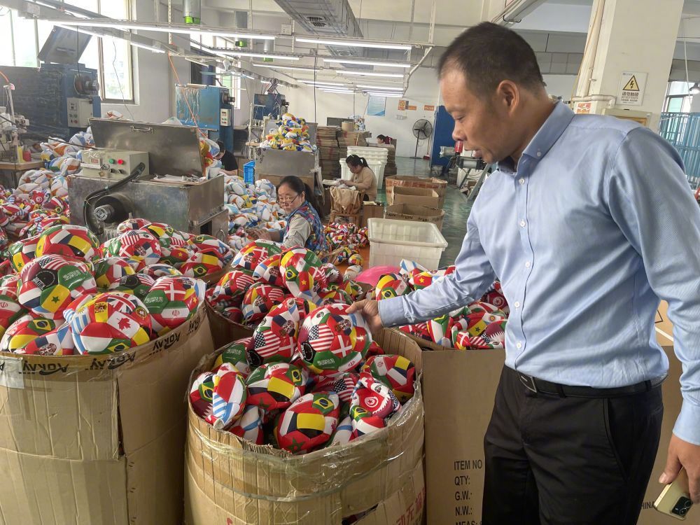 年初开始，吴晓明的工厂陆续接到多笔海外订单，足球出口达到100万个。新京报