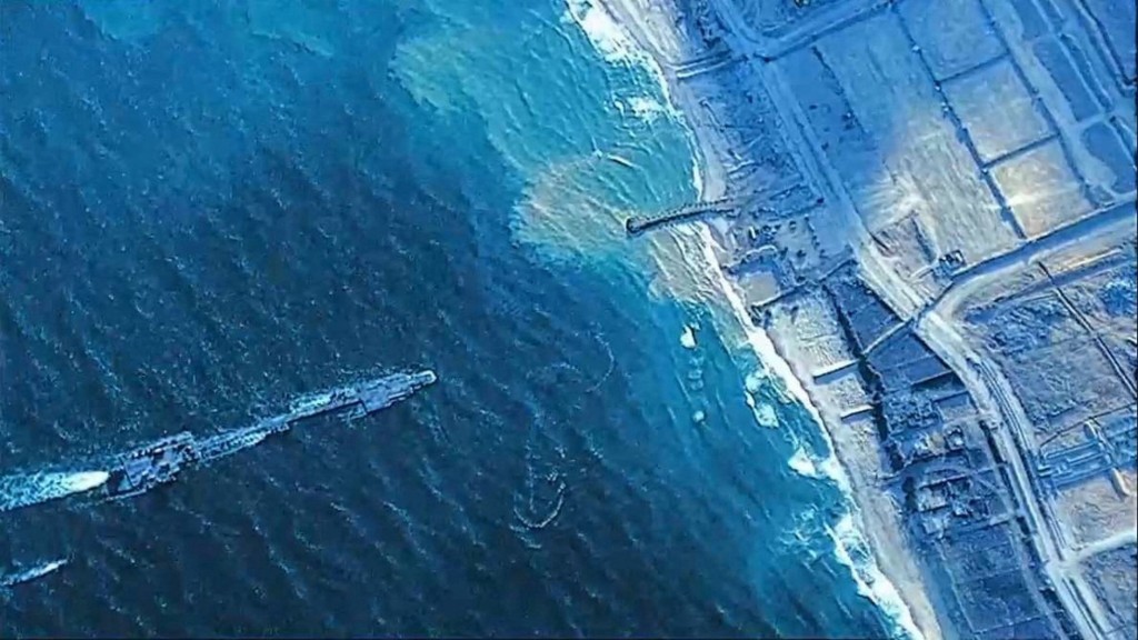 一艘船周四靠近美军兴建的加沙临时浮动码头。 路透社
