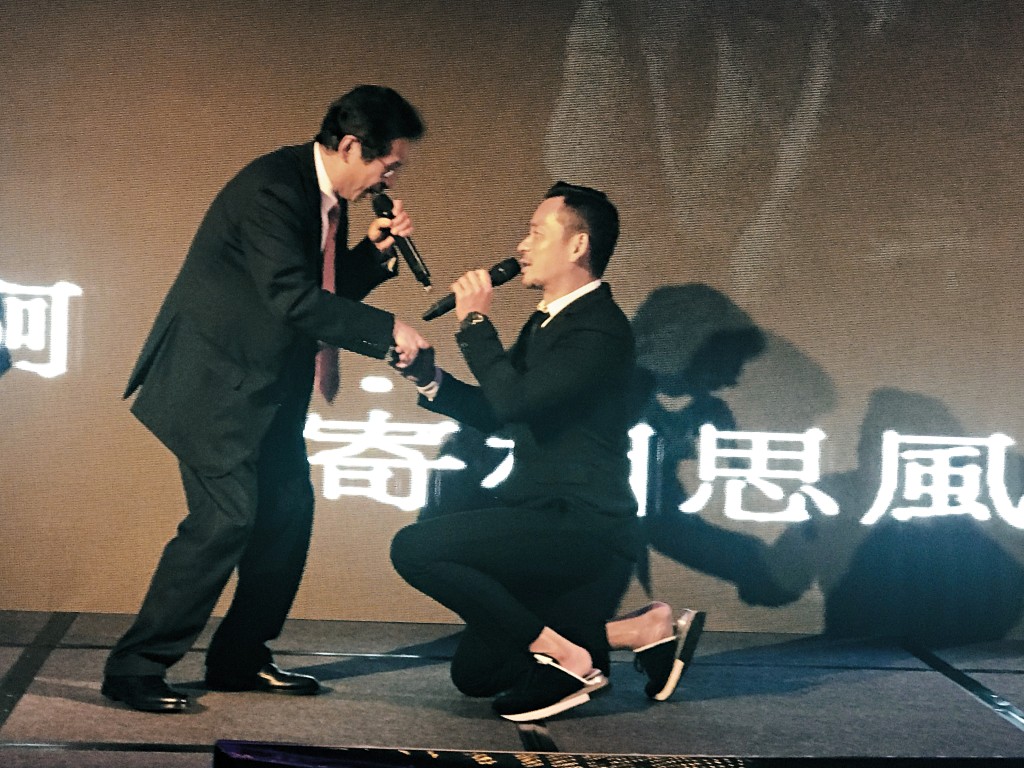 周焯华(右)于2018年到金钟出席「hmv数码中国集团周年晚宴」。图为洗米华跟金利丰(1031)主席兼执行董事朱沃裕(左)合唱〈相思风雨中〉
