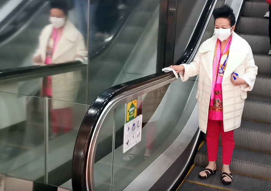 消毒電梯家燕姐宣揚扶手電梯安全訊息,要「握扶手」同「企定定」,𠵱家仲要加埋防疫版本。