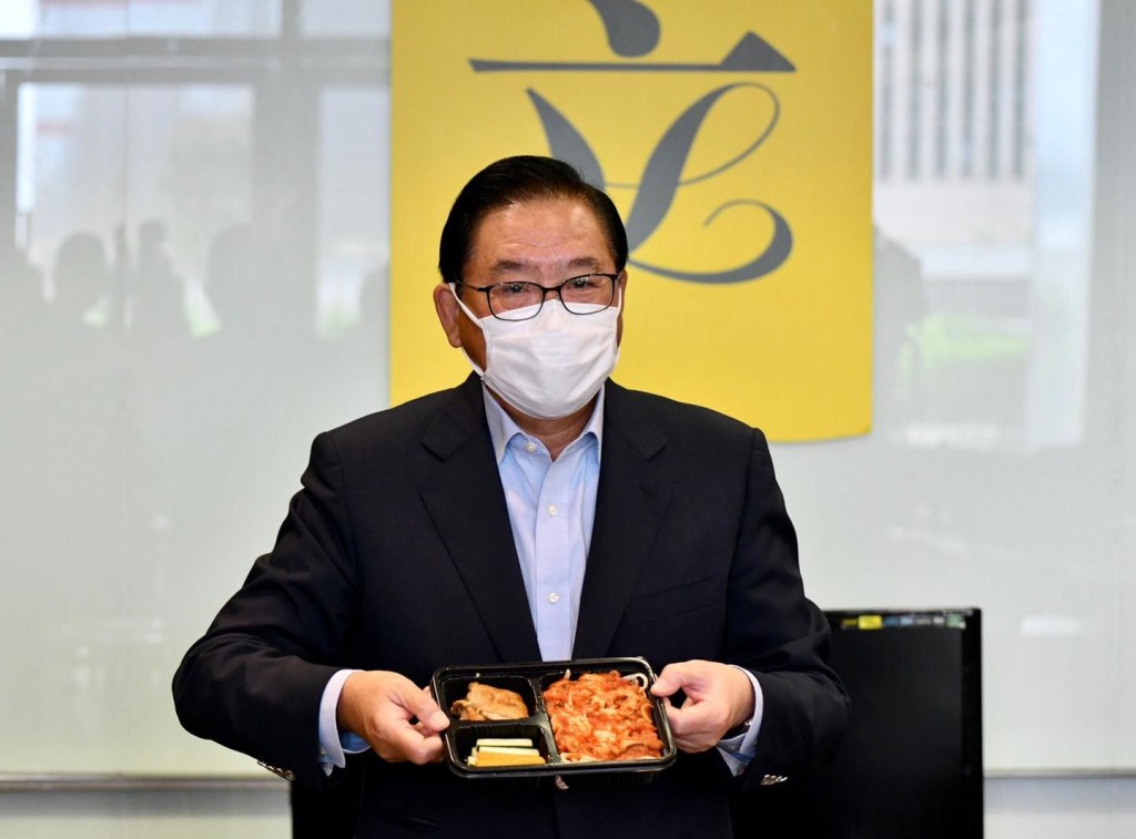 林健鋒試食隔離營的飯餐。