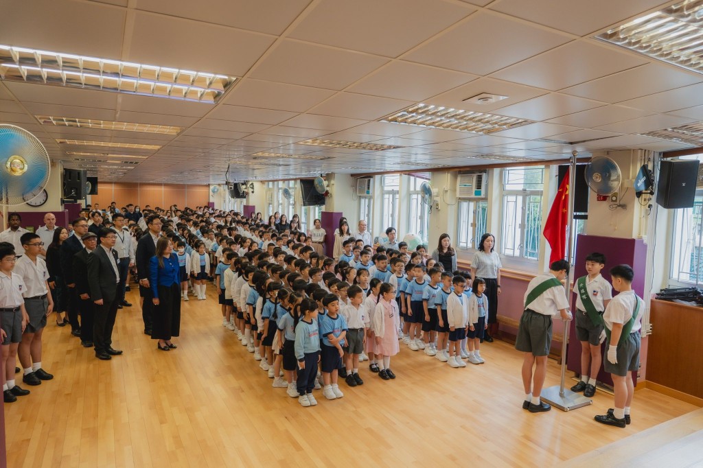 羅淑佩與全體師生們觀看升國旗儀式並一同唱國歌。羅淑佩fb 羅淑佩與全體師生們觀看升國旗儀式並一同唱國歌。羅淑佩fb