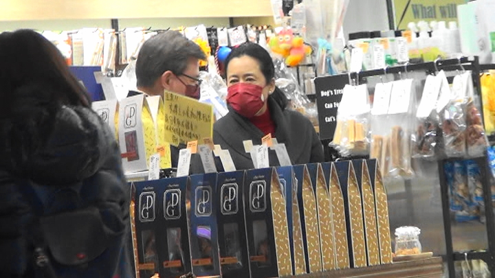 二人在寵物用品店內閒逛,期間朱玲玲不斷問老公意見。