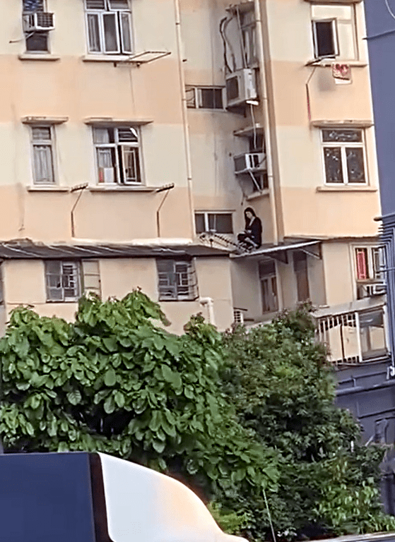 女子被困大厦簷篷顶。网图