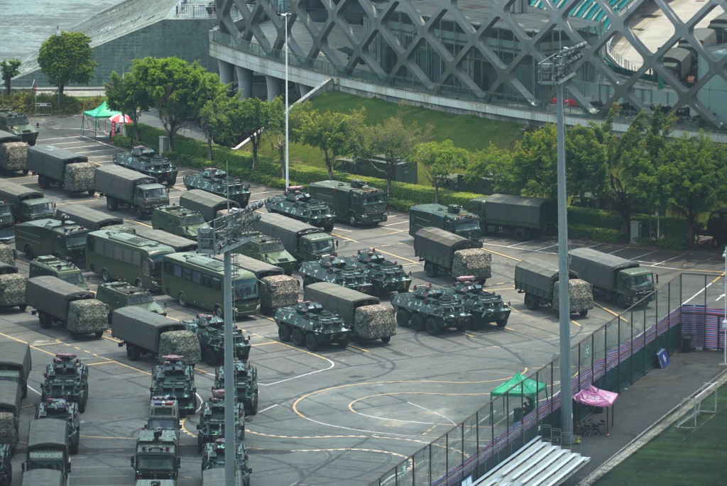 有大批軍車及裝甲車在深圳灣體育中心附近集結。美聯社圖片