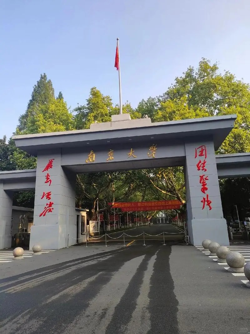 南京大學食堂提供999元人民幣的帝王蟹引起爭議。小紅書@木錦之龍 南京大學食堂提供999元人民幣的帝王蟹引起爭議。小紅書@木錦之龍