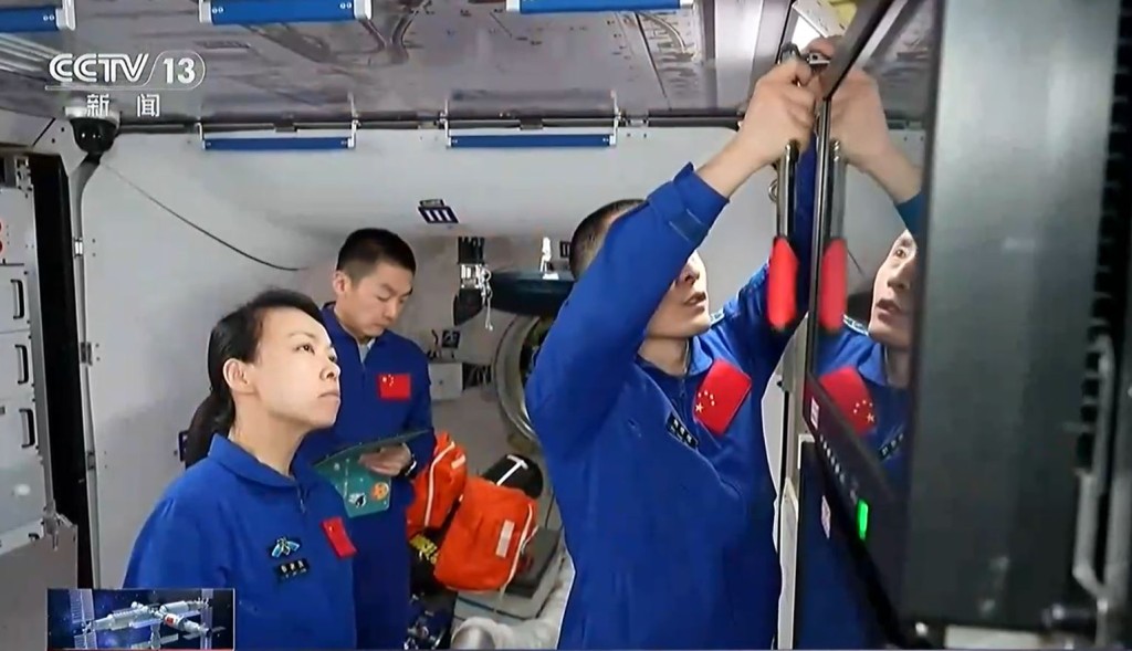 黎家盈经过长时间刻苦训练，终于获选成为太空人。央视