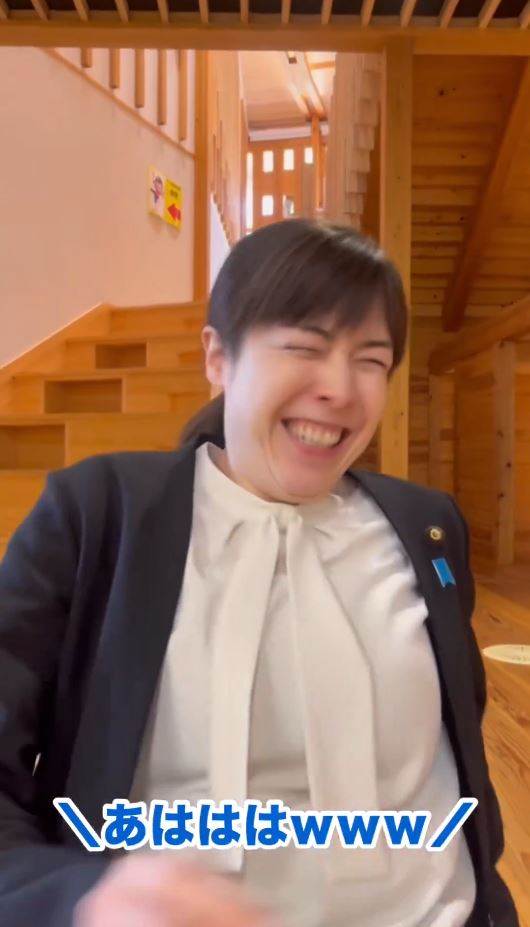 日大臣小野田紀美的爆笑瀡滑梯短片，在網上廣傳。Ｘ