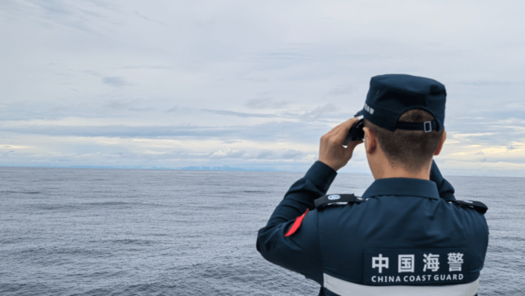 大陸海警執法員觀察瞭望台島。 新華社