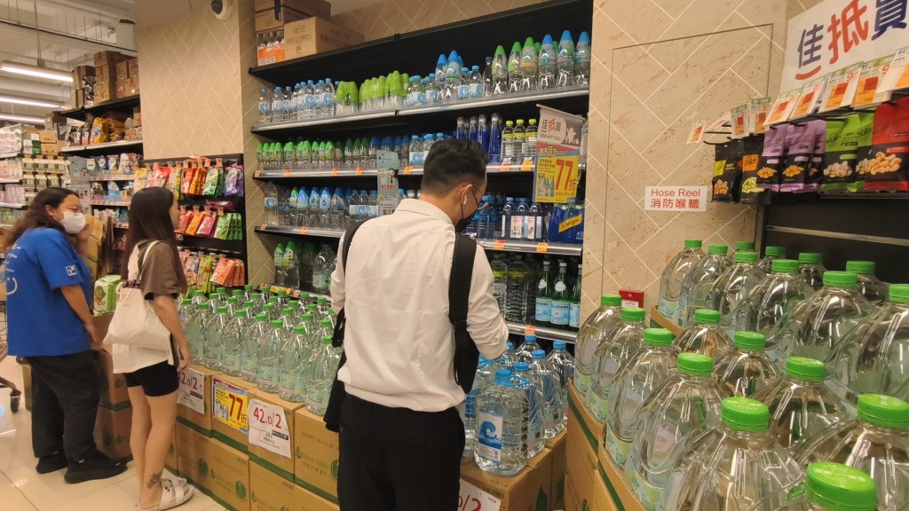 有居民仍然擔心水質有問題,所以到超市購買樽裝水。徐裕民攝 有居民仍然擔心水質有問題,所以到超市購買樽裝水。徐裕民攝