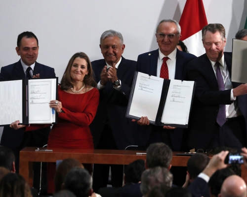 美國、加拿大和墨西哥三國高階官員周二（10日）簽署修正後的美墨加自由貿易協定。AP