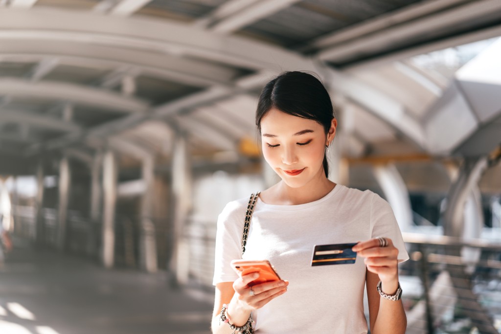 研究指出有7成半（75%）受訪的香港消費者擁有可賺取積分兌換旅遊獎勵的信用卡，同樣於是次調查中全球稱冠。