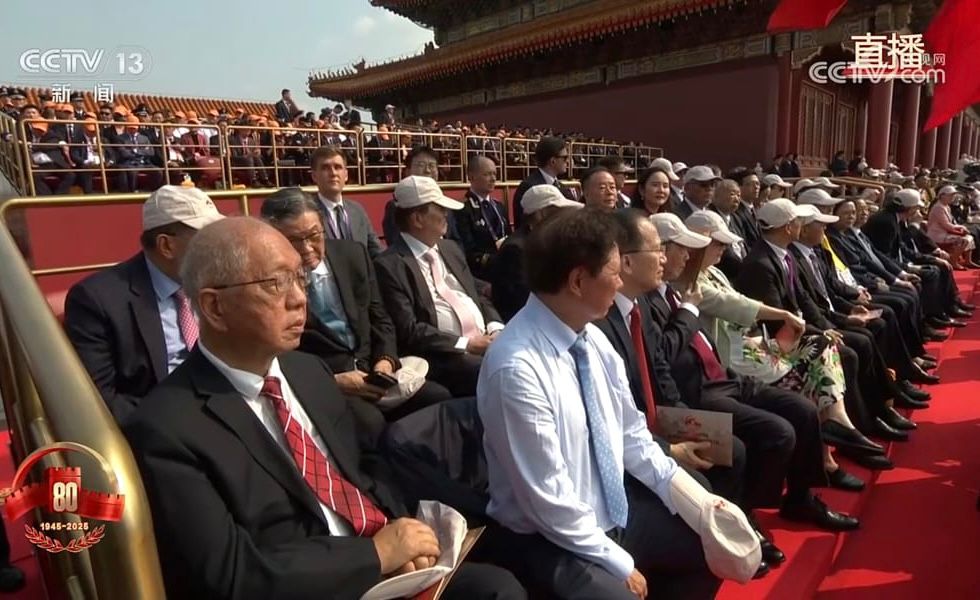 港產國際數學大師丘成桐(左一)也現身天安門城樓。央視截圖 港產國際數學大師丘成桐(左一)也現身天安門城樓。央視截圖