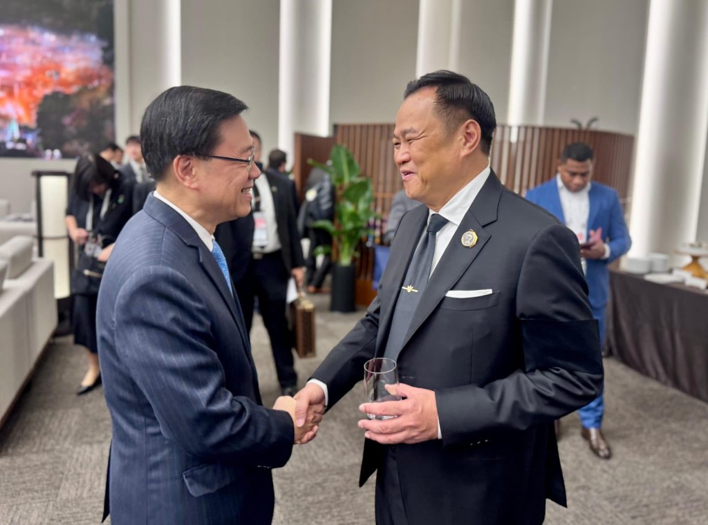 李家超(左)和泰國總理阿努廷(右)進行會議前合照。政府新聞處圖片 李家超(左)和泰國總理阿努廷(右)進行會議前合照。政府新聞處圖片