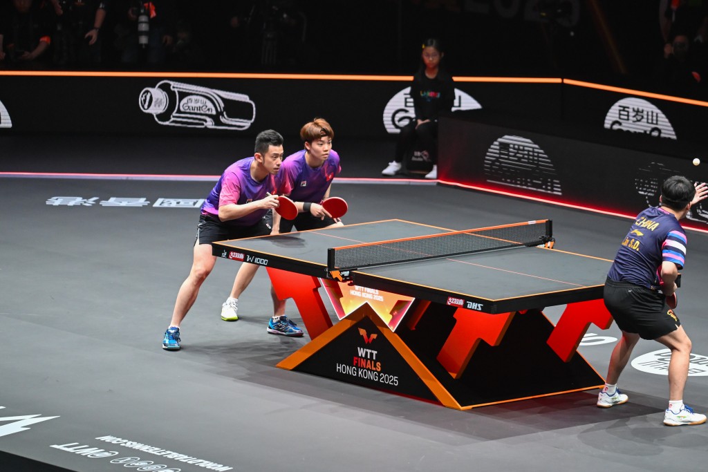 黃杜配首場便對上對上國家隊代表林詩棟/蒯曼。攝影:魏國謙 黃杜配首場便對上對上國家隊代表林詩棟/蒯曼。攝影:魏國謙