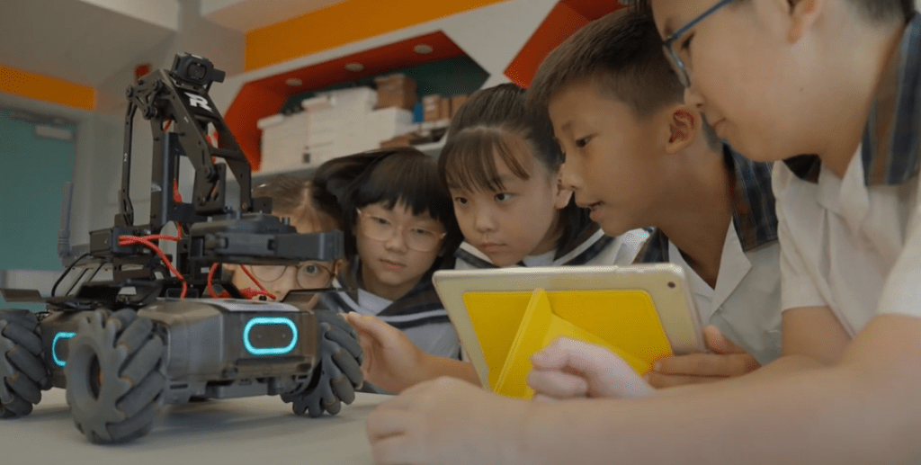 電腦室將會變身成為「嗇色園大灣區 AI 科教基地」，除了上電腦堂，更會用作 AI 及 STEAM 的教學及比賽場地。