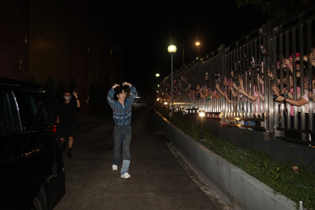 簽名1小時後,Anson Lo準備離開前,再次沿途跟「神徒」講Bye Bye,隨後登上七人車離開。 簽名1小時後,Anson Lo準備離開前,再次沿途跟「神徒」講Bye Bye,隨後登上七人車離開。