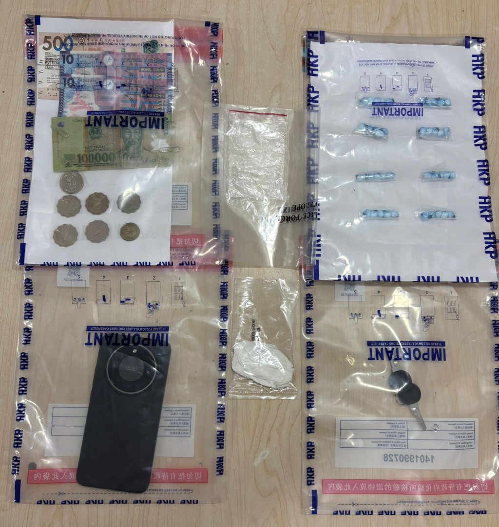 行動中,警員在界限街截查一名正在騎單車的可疑男子,並在附近檢獲共約10克懷疑海洛英,毒品市值約4,500元。警方圖片(下同) 行動中,警員在界限街截查一名正在騎單車的可疑男子,並在附近檢獲共約10克懷疑海洛英,毒品市值約4,500元。警方圖片(下同)