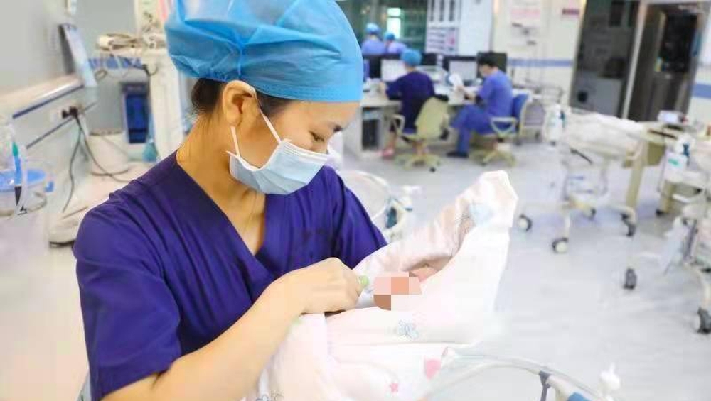 深圳醫生回應將無檢測高危產婦送手術室,稱是職責所在沒甚麼好誇獎。