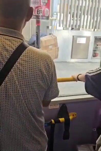 另有人錯重點地關注大叔的電動輪椅 駕駛技術,指「技術一流,一take過 (一次過)。100分」。有人則提醒 「咁樣架電動輪椅快壞㗎」。fb「屯門友」截圖 另有人錯重點地關注大叔的電動輪椅 駕駛技術,指「技術一流,一take過 (一次過)。100分」。有人則提醒 「咁樣架電動輪椅快壞㗎」。fb「屯門友」截圖