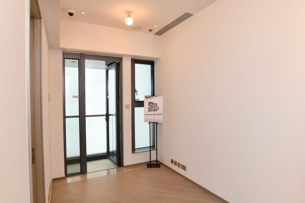 大廳設玻璃門，外接22方呎露台。（18樓F室）