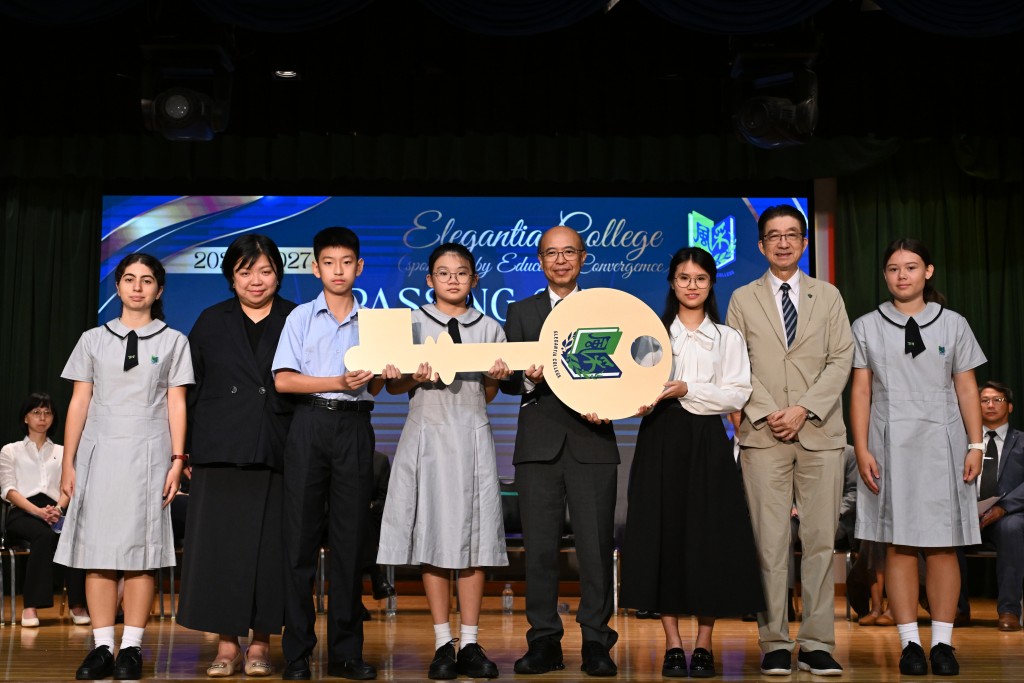 香港中文大学社会科学院高级研究学者苏钥机（右四）任风采中学开学嘉宾，寄语学生善用AI。