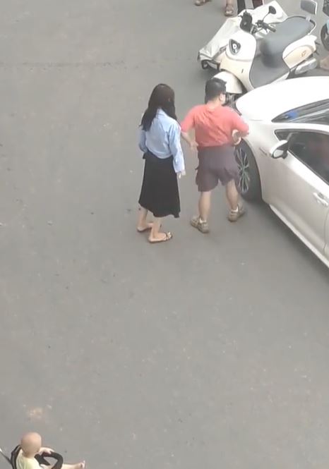 有網民拍下女子跪求男子私了，及不慎扯下對方短褲的情景。