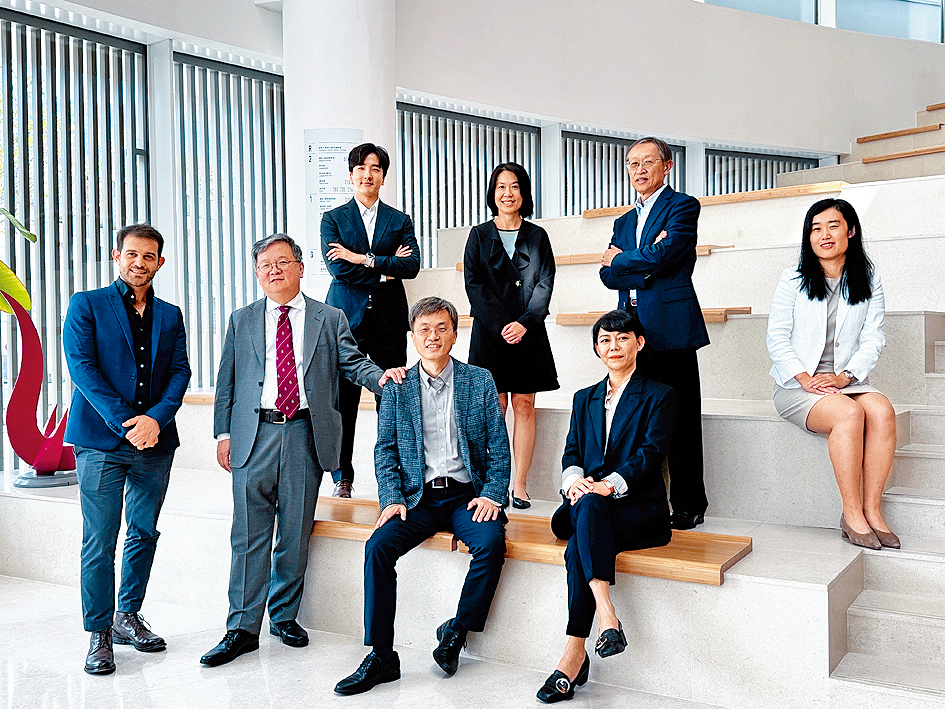 郭毅可（前排左二）表示，大學擬再從全球招攬100名學者，拓展醫學研究及加強現有的AI、能源等研究項目。