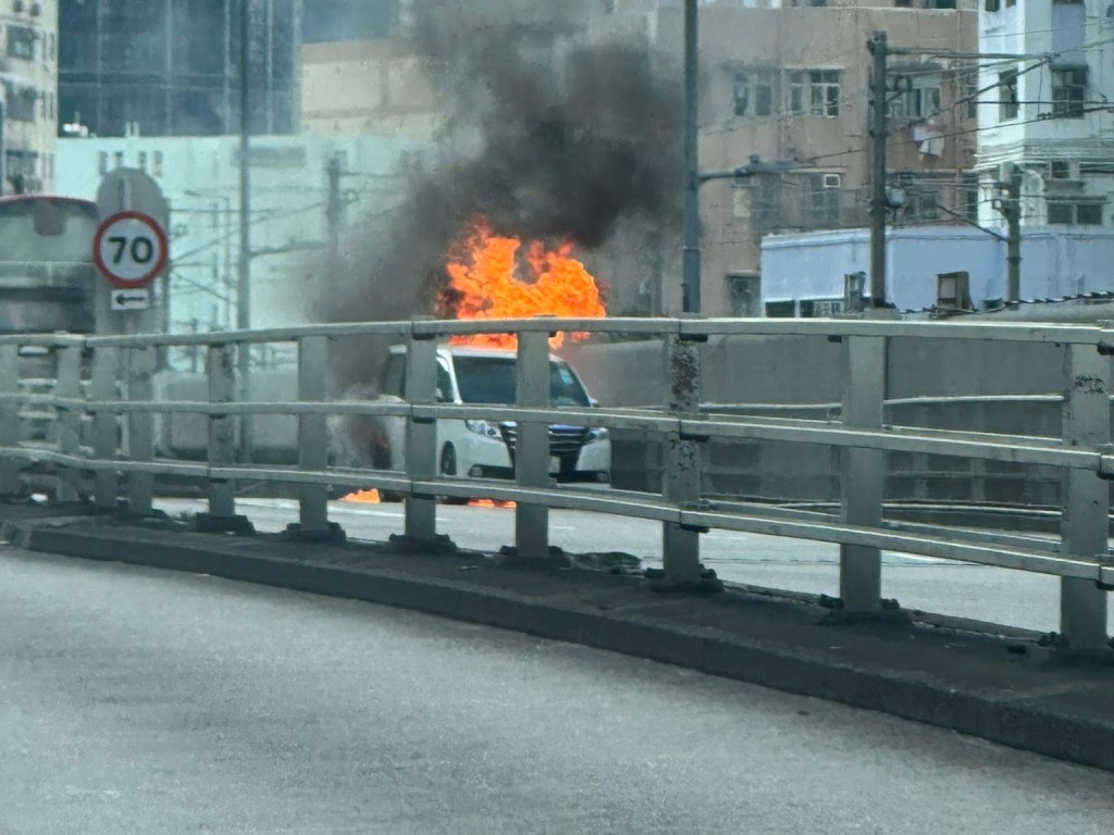 現場為觀塘道往油塘方向近牛頭角站對出行車天橋。FB:車Cam L(香港群組) 現場為觀塘道往油塘方向近牛頭角站對出行車天橋。FB:車Cam L(香港群組)