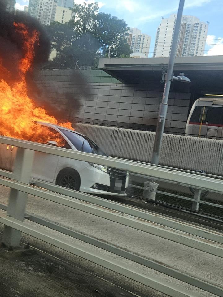 七人車陷入火海。FB:馬路的事 (即時交通資訊台) 七人車陷入火海。FB:馬路的事 (即時交通資訊台)